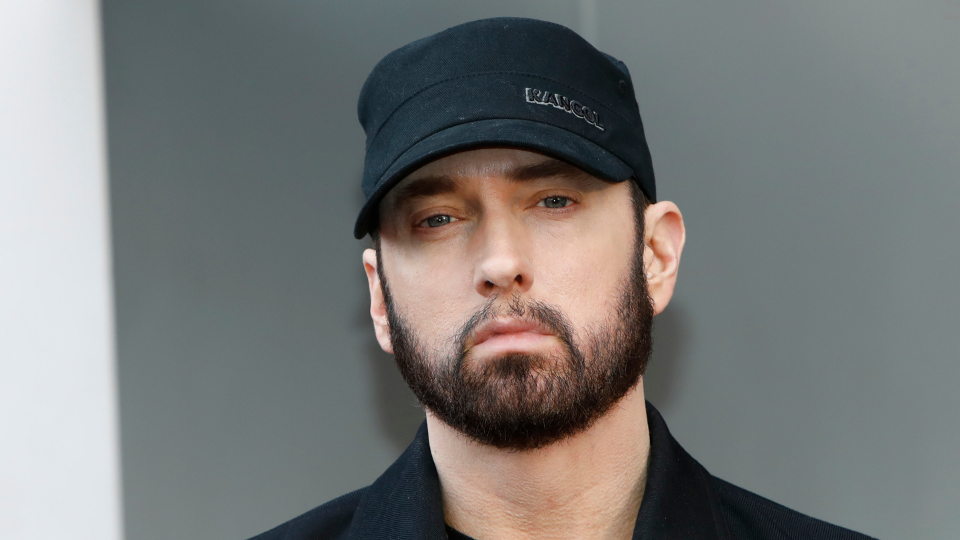 Eminem hip shirtless handed cuz initials rihanna rapper shady rhym dance mathers songtexte